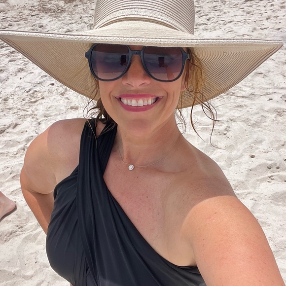 Meet your Posher, Crystal - Picture 3 of 3